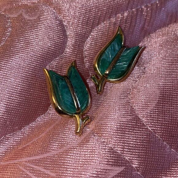 Signed 1950s Crown Trifari Designer Leaf Tulip Earrings Green Gold Tone - Picture 4 of 9